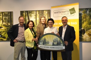 wald.zeit Geschäftsführerin Hermine Hackl bei der Ausstellungseröffnung.